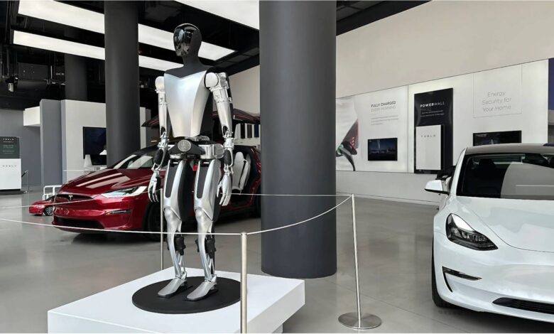 Tesla, ABD'deki mağazalarına kendi robotunu koyacak