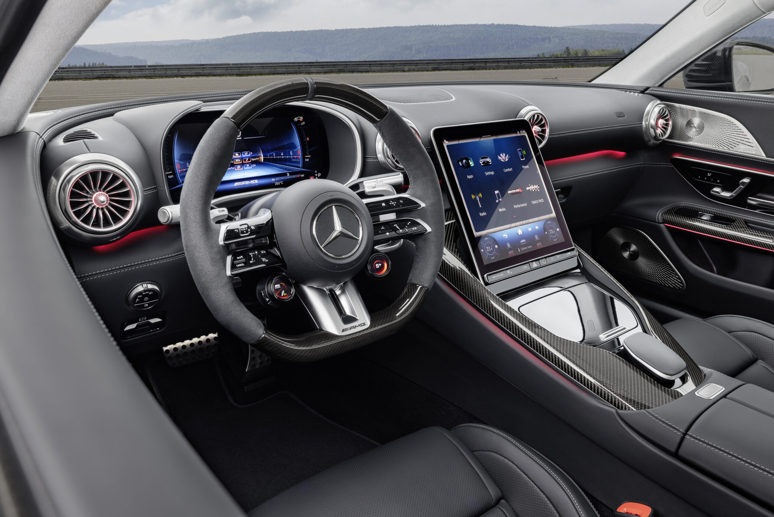 Yeni Mercedes-AMG GT Coupe, dikkat çeken tasarımıyla tanıtıldı!